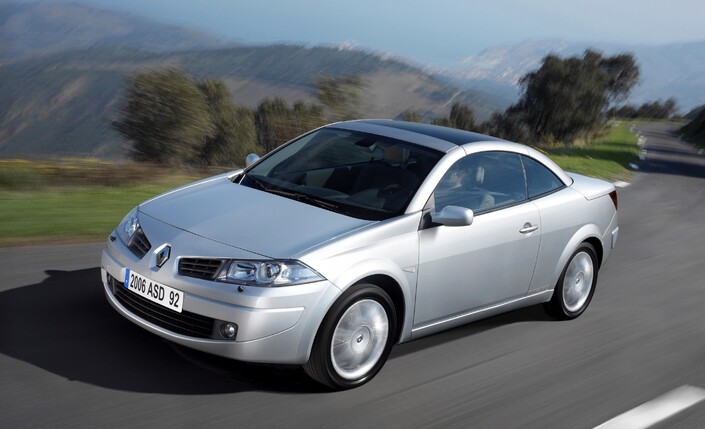 La Renault Mégane CC dCi 150 fait preuve de plus d'allant que sa rivale, grâce à son moteur plus puissant et son poids moindre. Mais son châssis demeure en retrait, surtout la direction.