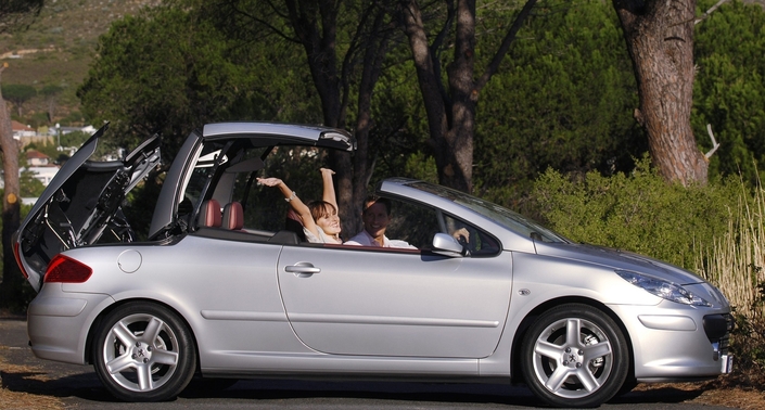 Le toit en deux parties de la Peugeot 307 CC se rabat en 20 s, à l'arrêt.