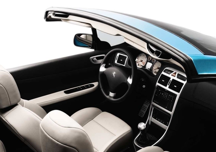 Très classique, le tableau de la Peugeot 307 CC présente agréablement et profite d'une finition fort convenable.