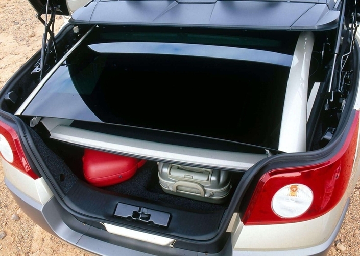 Le coffre de la Renault Mégane 2 CC varie de très petit (190 l) à vraiment spacieux (490 l), quand le toit est levé.