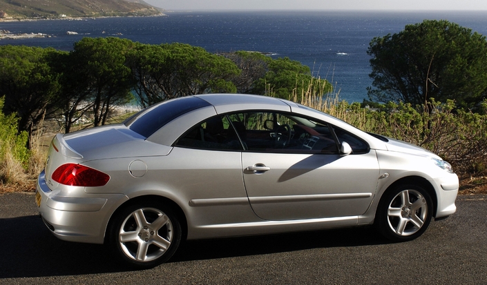 Toit en place, la Peugeot 307 CC, ici en 2005, se signale par une ligne plutôt harmonieuse.