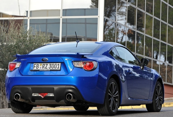Aileron, diffuseur, à l'arrière, la Subaru BRZ semble plus agressive qu'à l'avant, en 2012.