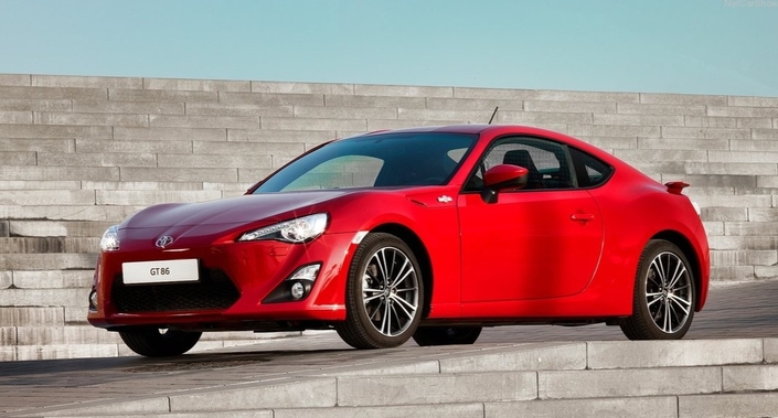 Simultanément à la Subaru, la Toyota GT86 est commercialisée, avec un museau et des réglages de suspension différents.