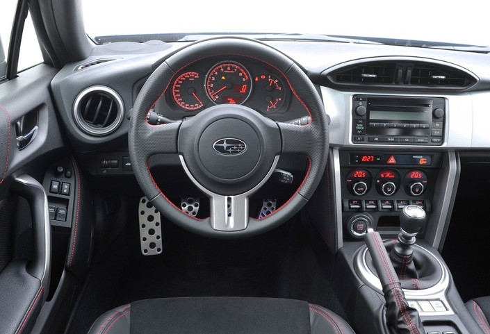 Un poste de conduite ergonomique pour la Subaru BRZ, ici en 2012, qui se moque bien des grands afficheurs TFT. Tant mieux !