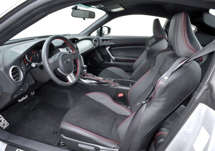 Très bons sièges pour la Subaru BRZ (valable aussi pour la GT86) mais la finition ne dépasse pas une honnête moyenne. Ici en 2012.