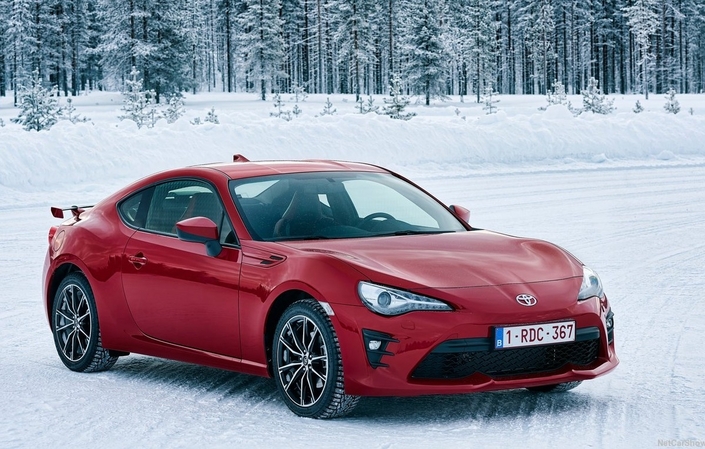 Logiquement, pour 2017, la Toyota GT86 a, elle aussi, droit à sa petite mise à jour, où les projecteurs intègrent un éclairage de jour à LED.