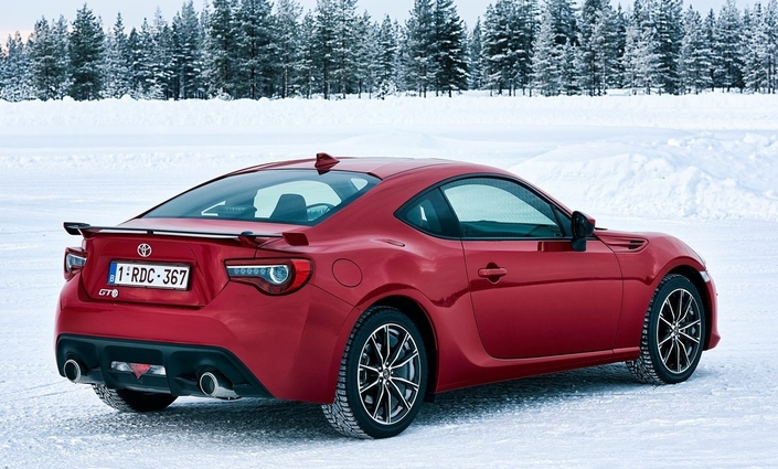 Tout comme la Subaru, la Toyota GT86 a droit à de nouveaux feux fin 2016, accompagnés d'un aileron élargi. La boîte auto, moins malussée que la manuelle, constituera dès lors la majorité des ventes.