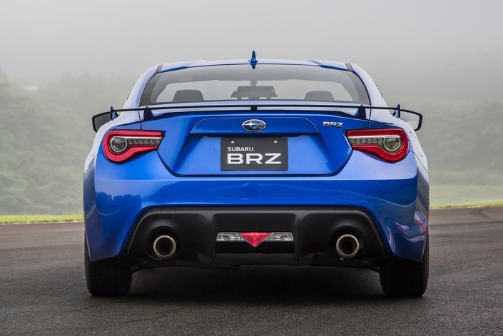 A l'arrière, le relooking de fin 2016 apporte de nouveaux feux à la Subaru BRZ.