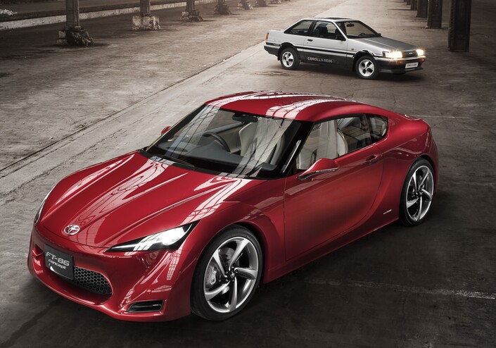 Le concept Toyota FT-86 de 2009 annonce la GT86. En arrière-plan, on voit l'inspiratrice, la Corolla AE86.