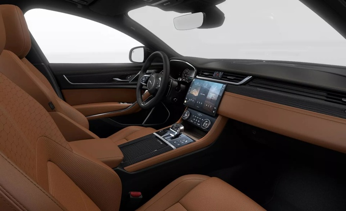 Voilà la planche de bord de cette Jaguar XF rallongée réservée à la Chine.