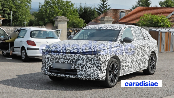 Le camouflage intégral du futur SUV DS N°7 permet cependant de voir qu’il y a une certaine similitude de ligne entre le DS N°8 et ce nouveau DS N°7 qui sera commercialisé au printemps 2026.
