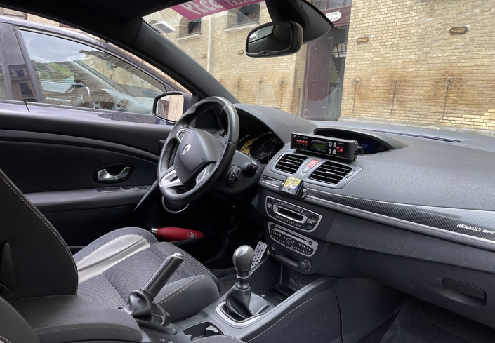 Malgré les 400 000 km, l'habitacle de cette Renault Mégane de la Gendarmerie présente impeccablement ou presque. La sellerie a probablement été refaite.