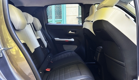 L'espace est juste pour des adultes mais on est plutôt bien installé sur une banquette moelleuse, quoique plate. Les poignées de maintien au plafond manquent…