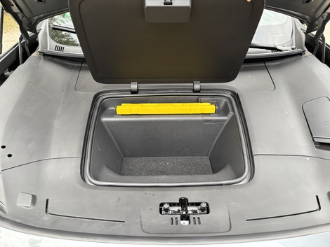 Un petit coffre à l'avant ajoute 15 litres.