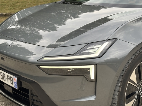 Les projecteurs, bien que divisés en deux ressemblent à ceux des Volvo.