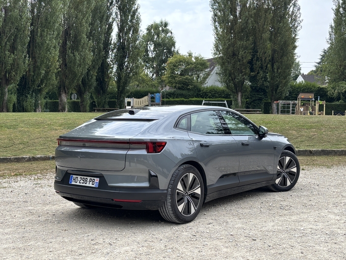 Pas de lunette arrière pour la Polestar 4, mais de vrais arguments