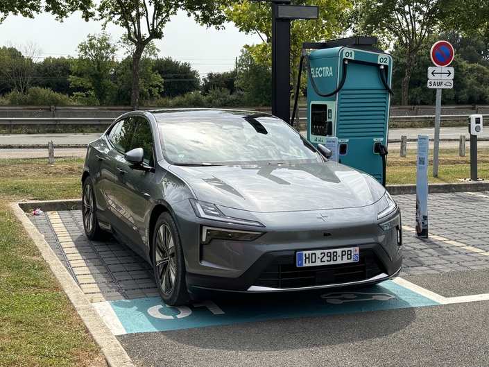 Pas de lunette arrière pour la Polestar 4, mais de vrais arguments