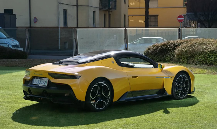 Bon, évidemment, le show-room modénais de Maserati étant en ville, quand on regarde côté rue, c'est moins joli. Reste que la MC20, immortalisée ici par Eddy, étonne par son charisme.