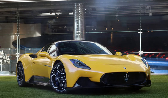 Derrière la MC20, le show-room Maserati n'est pas tellement prévu pour qu'on y déjeune. Eddy en a fait les frais non sans avoir pris cette photo...