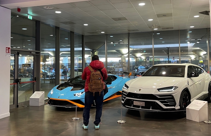 A l'aéroport de Bologne, Eddy clôt une présentation Maserati en photographiant des Lamborghini.