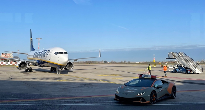 L'Italie réserve toujours un moment de folie, et c'est aussi pour ça qu'on aime ce pays. Une exotique Lamborghini Huracàn servant de voiture-guide à un vol low-cost à l'aéroport de Bologne...