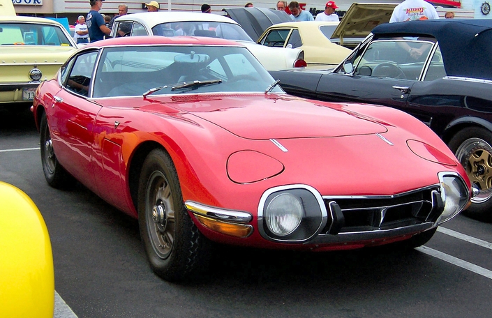 Une 2 000 GT MF10 et ses phares caractéristiques.