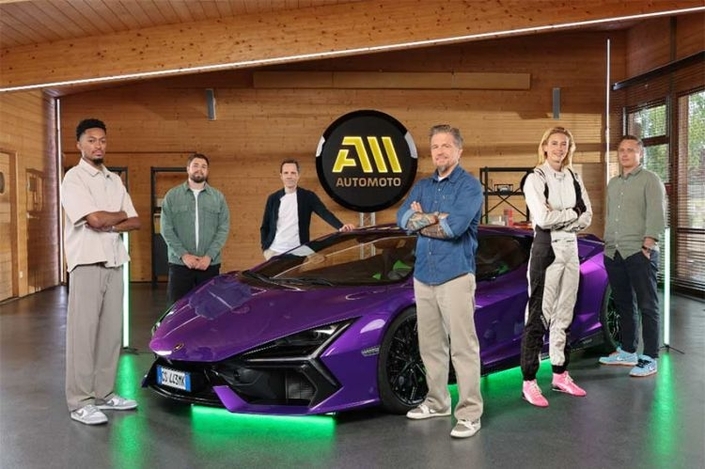la fine équipe d'Auto Moto autour de la Lamborghini Revuelto.