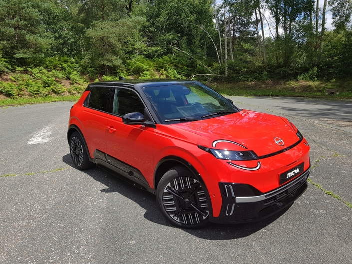 Une Nissan Micra qui apparaît et des freinages fantômes qui surgissent