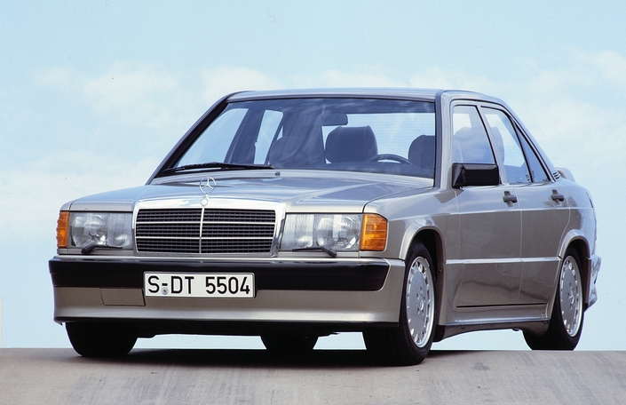 Lancée en 1983, la Mercedes 190 2.3-16 en rajoute visuellement avec ses boucliers, ses jupes latérales et son ailerons arrière.