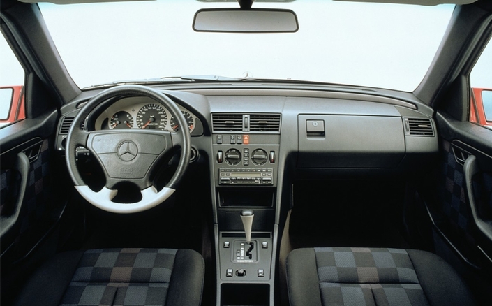 Présentation sobre et sérieuse pour la Mercedes C36 AMG, qui se distingue des autres Classe C notamment par son volant plus petit et bicolore ainsi que son instrumentation sur fond gris.