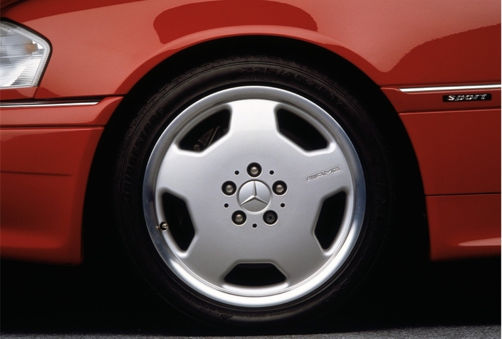 De série, la Mercedes C36 AMG a droit à de magnifiques jantes de 17 pouces, un diamètre très important en 1994.