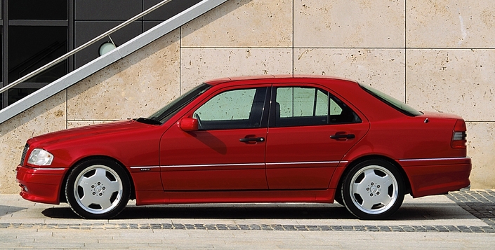Présentée fin 1993, la Mercedes C63 AMG est aussi discrète qu'était exubérante la 2.3-16. Notez tout de même le rabaissement, les boucliers et bas de caisse modifiés ainsi que les belles jantes de 17.