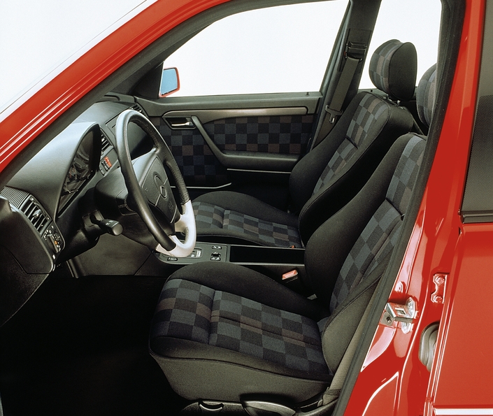 Ne rêvons pas, le cuir était en option sur la Mercedes C36 AMG. Mais tellement de clients l'ont choisi que ces sièges à carreaux d'origine, très rares, sont peut-être plus intéressants en collection !