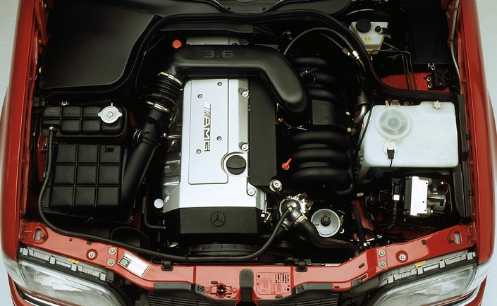 Très solide intrinsèquement, le 6-en-ligne de la Mercedes C36 AMG, ici en 1993, souffre d'une faiblesse du joint de culasse et d'un faisceau fragile jusqu'en 1995.