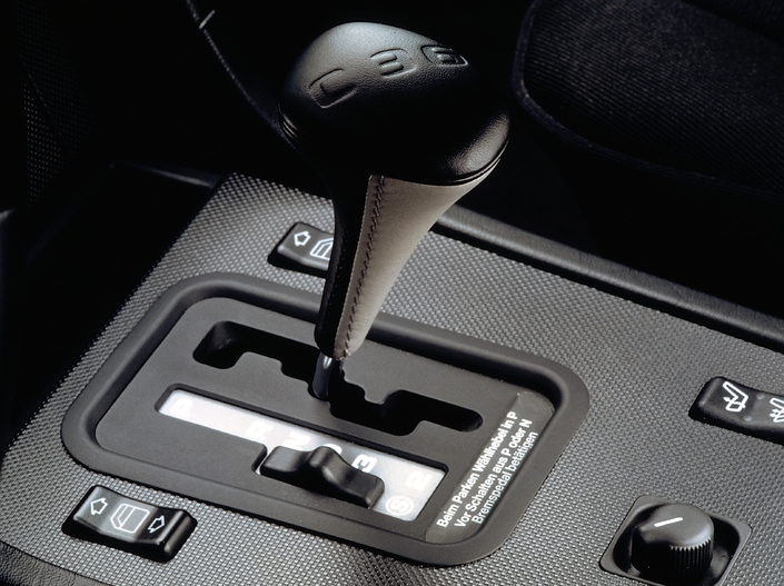 Les plus sportifs regretteront que la C36 AMG n'existe qu'en boîte auto. Mercedes ne disposait pas de boîte manuelle capable d'encaisser le couple du 6-en-ligne ! L'absence de pont autobloquant est moins excusable, cela dit.