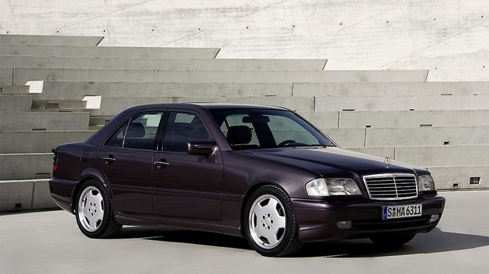 La Mercedes C36 AMG bénéficie de légères retouches pour 1996, notamment la grille de calandre et les entourages de vitres latérales.