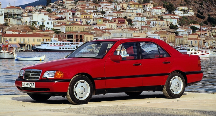 A sa sortie début 1993, la Mercedes Classe C W202 succède à la 190 en ne prenant aucun risque esthétique, contrairement à sa devancière...