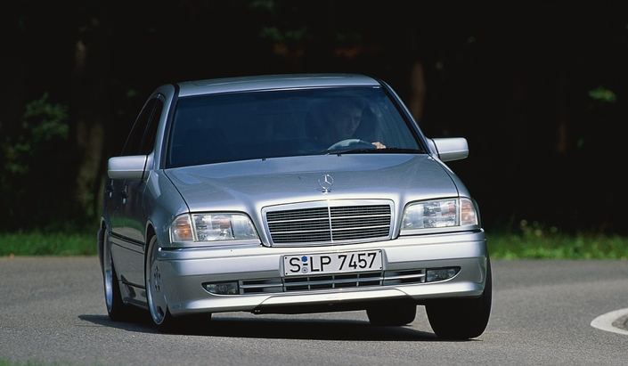La Mercedes C36 AMG étonne par son efficacité dynamique, mais on aimerait qu'elle se dote d'une boîte manuelle pour mieux exploiter son excellent moteur.