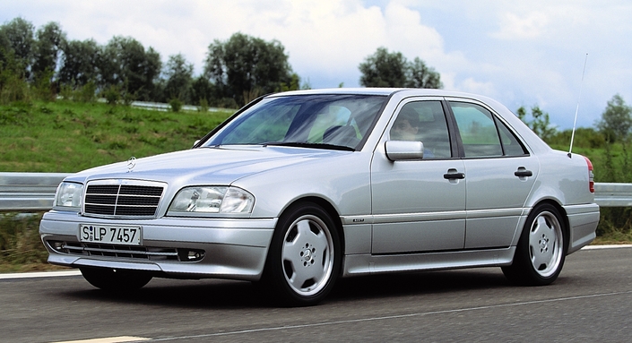 Même à l'avant, la  Mercedes C36 AMG se garde bien de toute agressivité excessive. Une sobriété de bon aloi que le constructeur a bien oubliée...