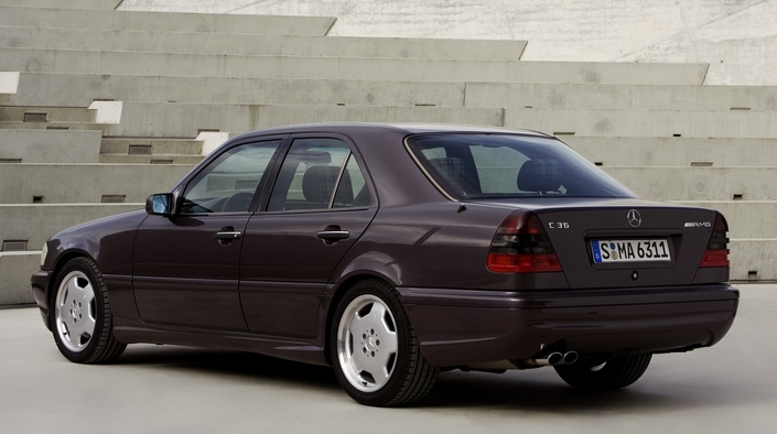 Fin 1995, la Mercedes C36 AMG modifie également ses boucliers et adopte des feux arrière à l'aspect fumé sur le haut. Des éléments annonçant la C43.