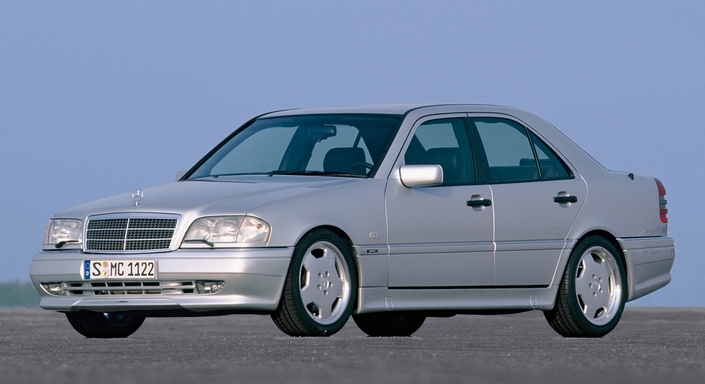Les petits essuie-phares optionnels sont des sortes de must-have, étant typiques des Mercedes années 70-90.