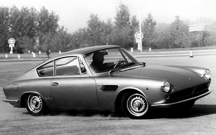 Enzo Ferrari testera en personne un prototype d'Asa 1000 GT, au volant duquel il se fera repérer par des journalistes.