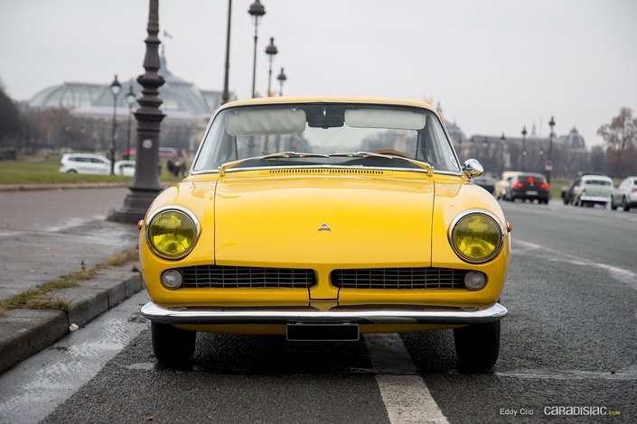L'Asa 1000 GT avec des projecteurs jaunes d'époque... Quel cachet !