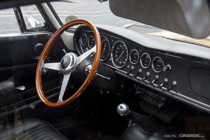 Le cockpit de l'Asa 1000 GT se veut aussi chic que celui d'une Ferrari. Admirez cette instrumentation très complète.