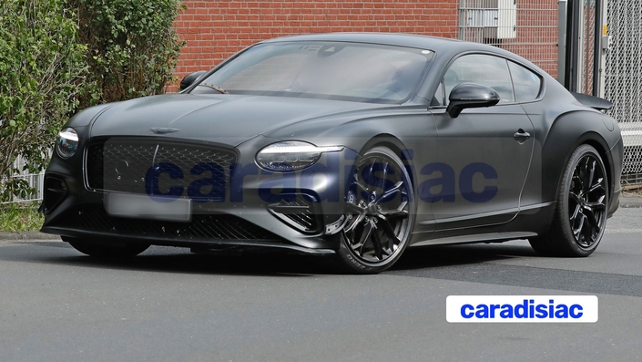 Toute de noire vêtue, la Bentley Continental GT Speed nous apparaît modifiée avec des éléments aérodynamiques spécifiques que l’on n’a jamais vus sur la voiture commercialisée actuellement.