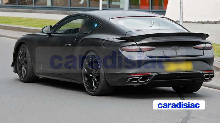 La Bentley Continental GT Speed développe déjà 782 ch grâce à un moteur V8 biturbo associée à un système hybride rechargeable, dont l’autonomie électrique atteint les 81 km. Est-ce que ce modèle exclusif sera plus puissant et doté d’une meilleure autonomie ? La question reste en suspens.