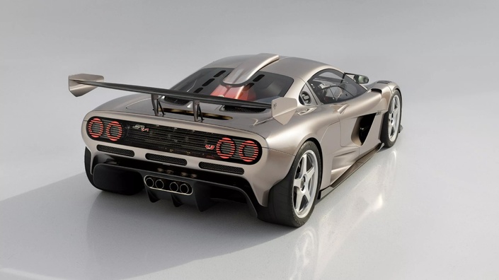 Cette GMA S1 LM évoque plus précisément le style de la McLaren F1 LM avec son aileron arrière fixe.