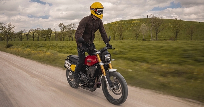 Le marché moto, Fantic en danger, le permis moto, les KTM 690 Enduro R et 690 SMC R 2026 et la CF Moto 675 NK à l'essai