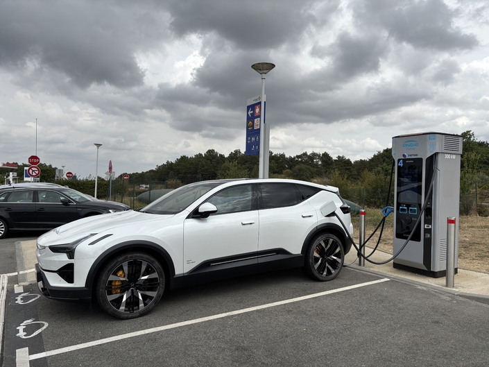 Premier arrêt : la puissance de charge n'excédera pas 155 kW alors que la Polestar peut en accepter 250.