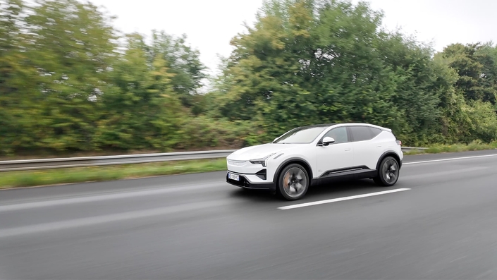 Non seulement la Polestar 3 n'est pas des plus aérodynamiques avec son Cx de 0,29, mais elle est ici pénalisée par ses pneus très accrocheurs.